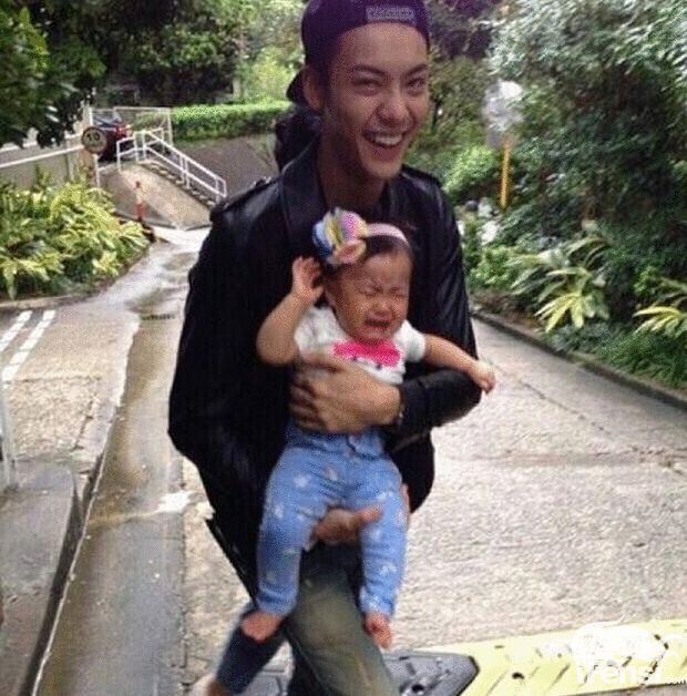 看到老人跌倒后，陈伟霆的做法帅翻了..