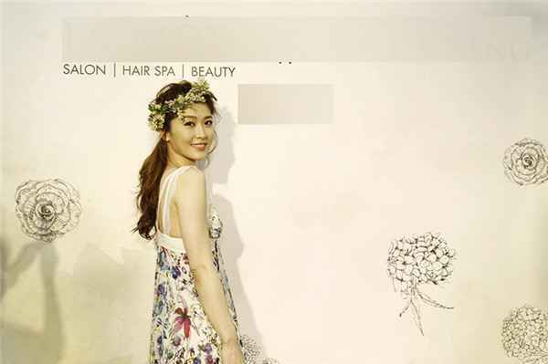 周丽淇投资花店做老板 低胸裙美如仙女