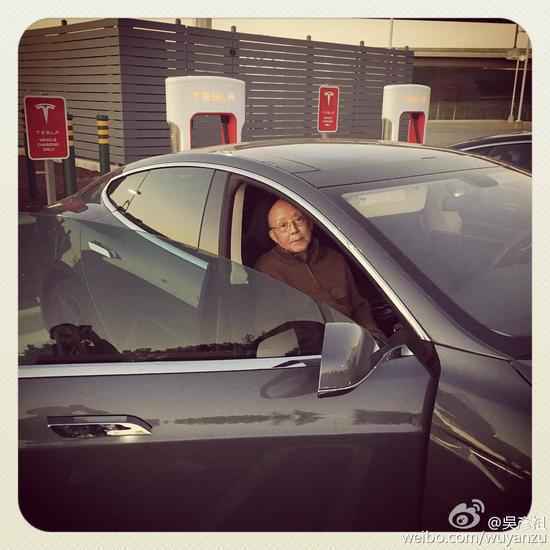 老爷子精神 吴彦祖和父亲给豪车加油