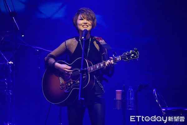 陈央透视黑劲装飙唱《黑色黑色》一登场兴奋欢唿：好多头!