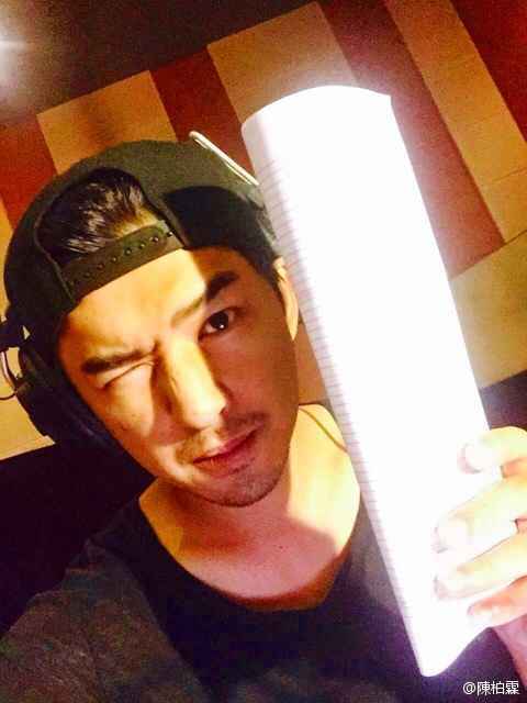 陈柏霖用韩文配音紧张 wink卖萌求助可爱