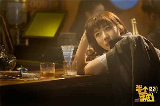 《半个喜剧》主题曲《如果我不是我》是谁献唱的？