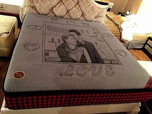 好友送周杰伦创意床垫 印有与昆凌甜蜜婚照