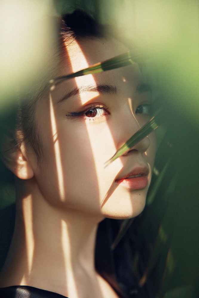 代露娃ALL BLACK装扮亮相上海时装周，甜酷兼并彰显超强可塑性