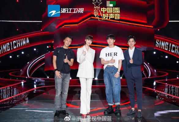 李宇春加盟《好声音》 谢霆锋调侃用好吃的抢学员