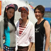 张柏芝与友人合影 穿紧身衣身材凹凸有致