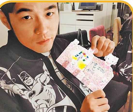 亲友探视小公主愁选礼物 周杰伦：送尿布