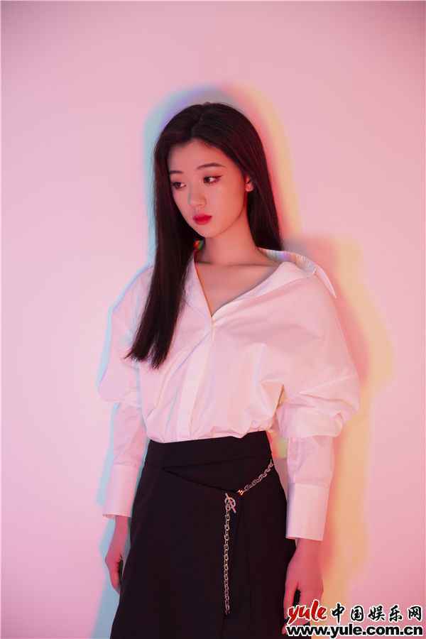 单依纯组图(1) 单依纯冷温成长单曲《分身》上线 与自我对话拥抱成长