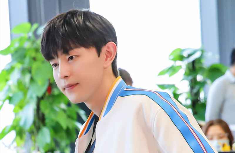 《极限挑战》“萌萌伦”主动献吻岳云鹏，网友：拿错剧本了？