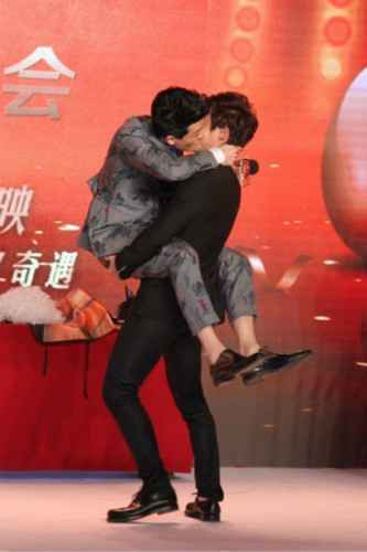 孙艺洲钟汉良当众基吻 粉丝:男神收割机