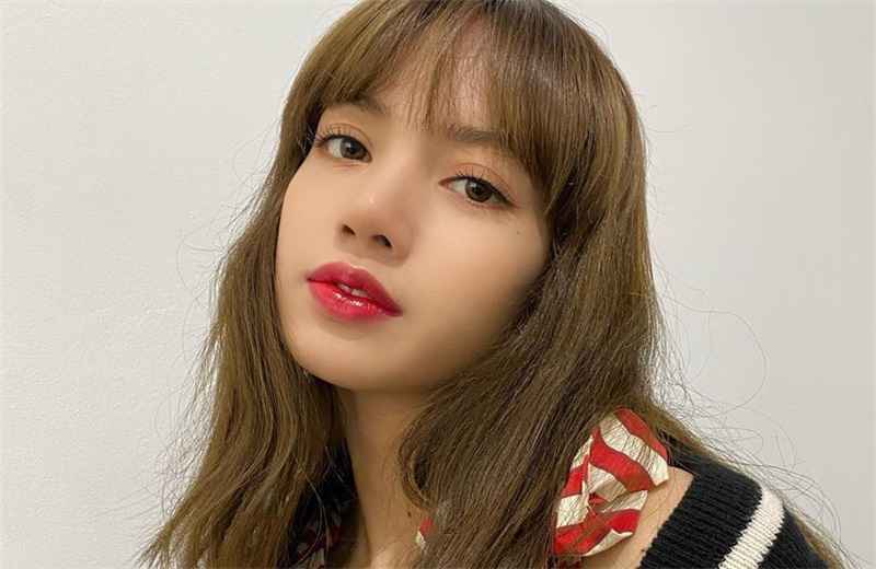 lisa粉丝众多,《青你2》由此受到全世界关注,其治愈笑容俘获人心