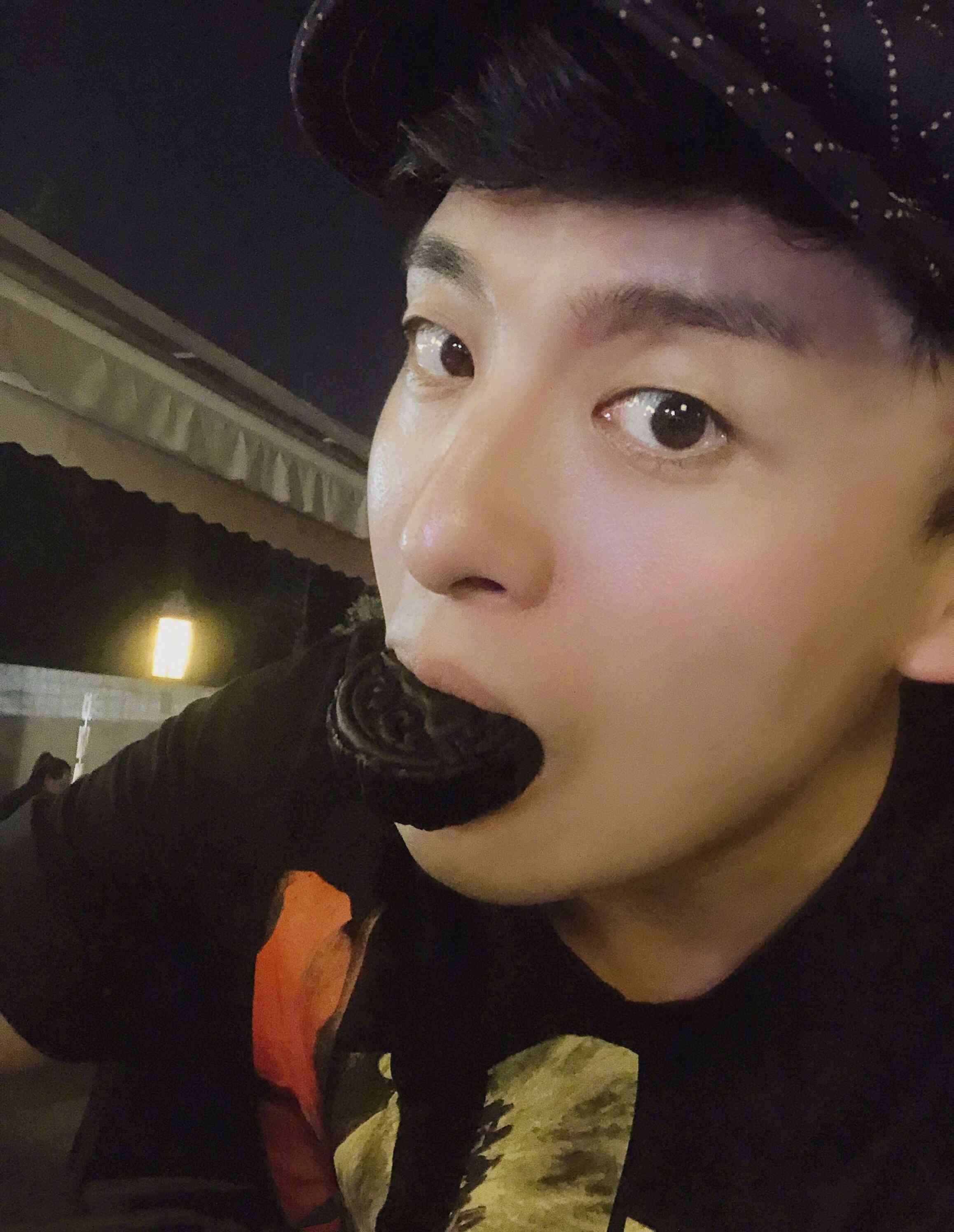 孙艺洲美景美食两不误 质感生活惹人羡慕