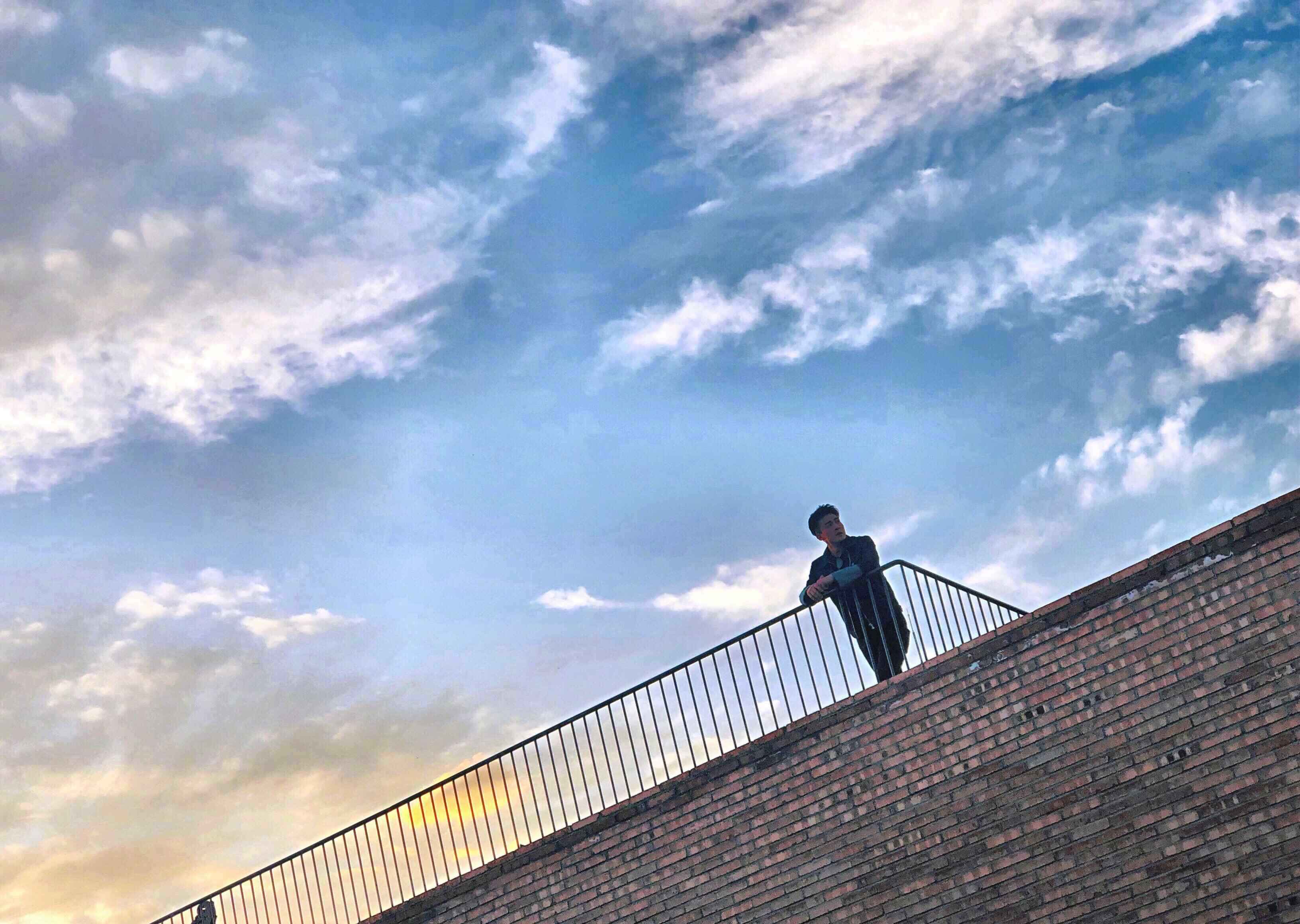 孙艺洲美景美食两不误 质感生活惹人羡慕