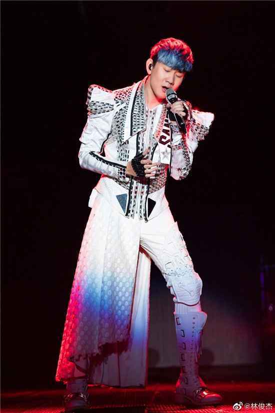 林俊杰镇江演唱完美收尾，暖心表白欢乐又可爱