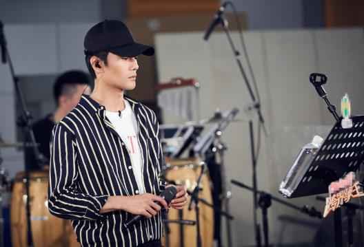 王凯《跨界歌王》挑战“音乐剧” 首专《画外音》重写“治愈”新定义