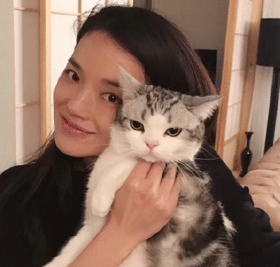 舒淇嗮自拍，网友吐槽猫都嫌弃你！