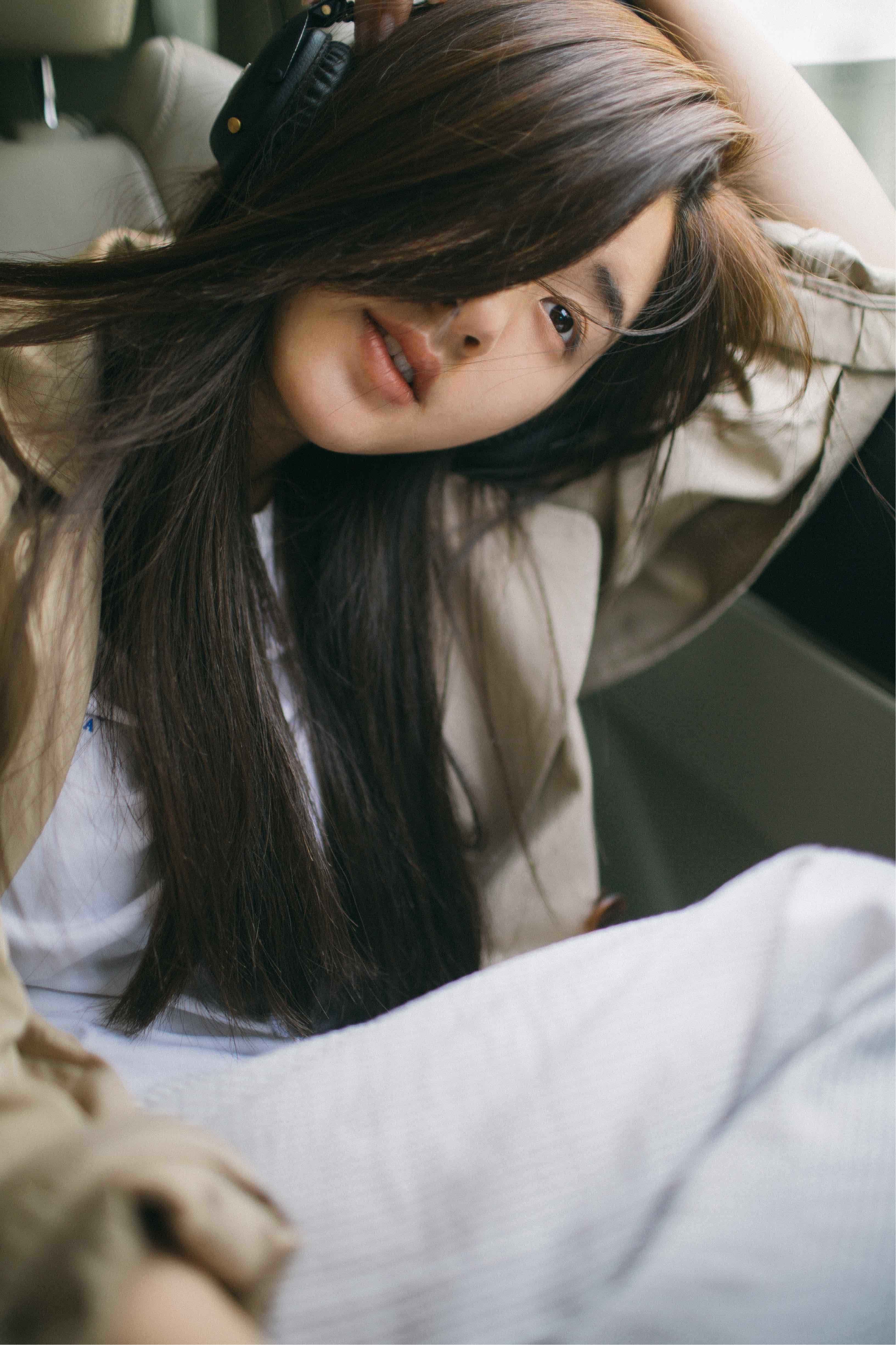 赵露思初秋风衣大片曝光 车流不息感怀成长岁月