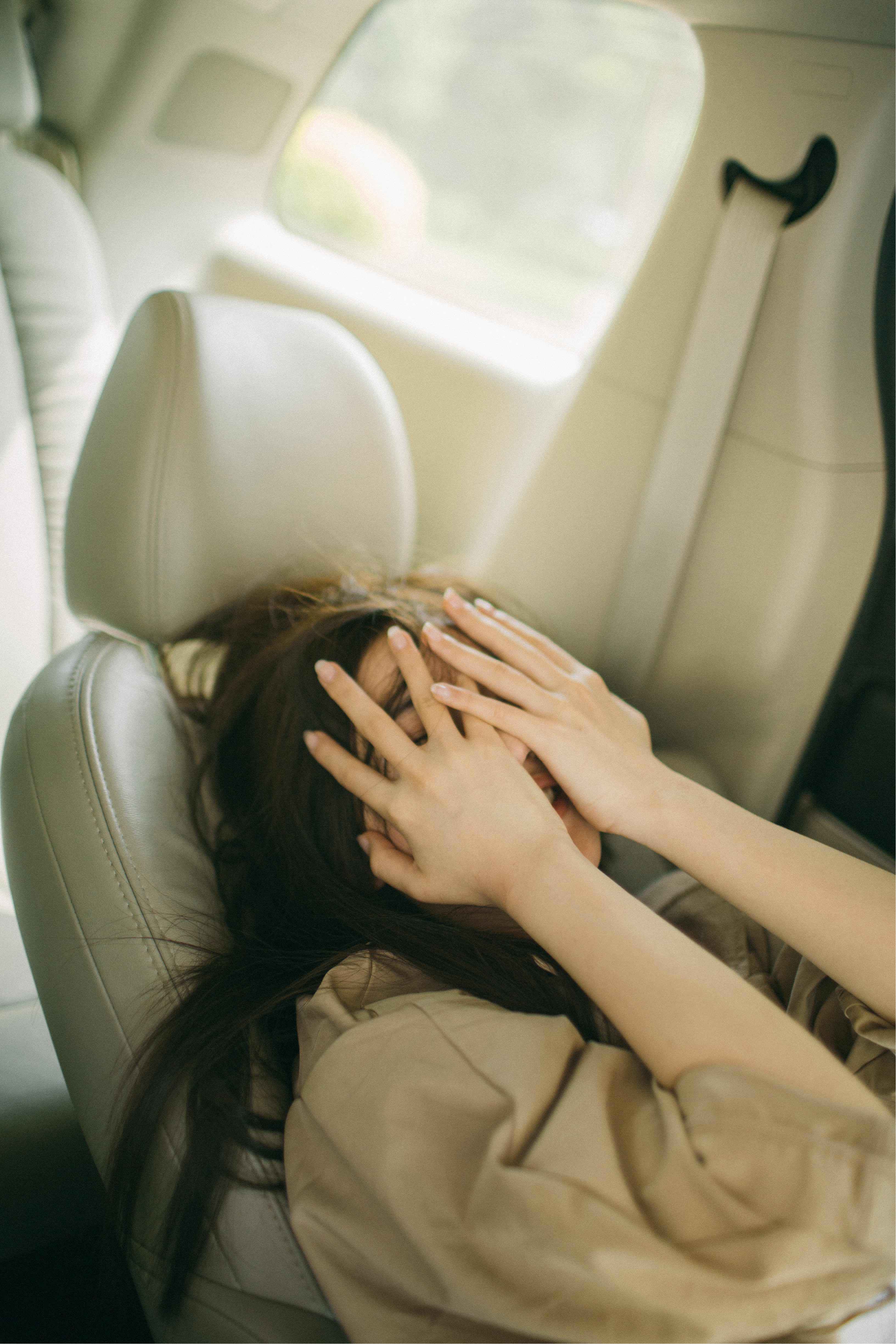 赵露思初秋风衣大片曝光 车流不息感怀成长岁月