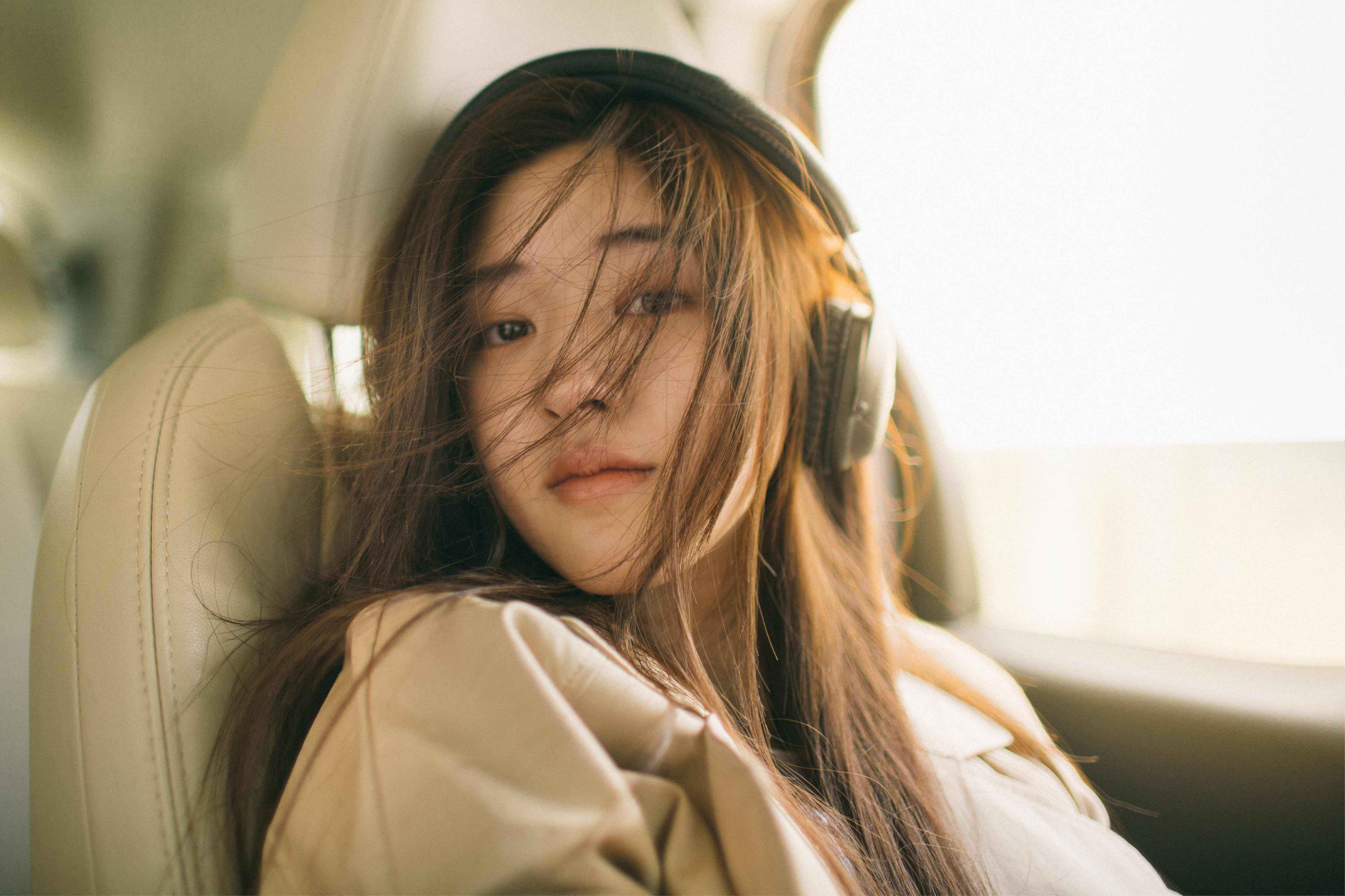 赵露思初秋风衣大片曝光 车流不息感怀成长岁月