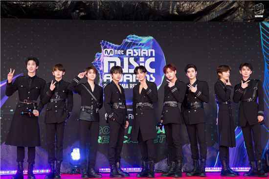 李振宁亮相MAMA亚洲音乐盛典 闪耀舞台魅力全开