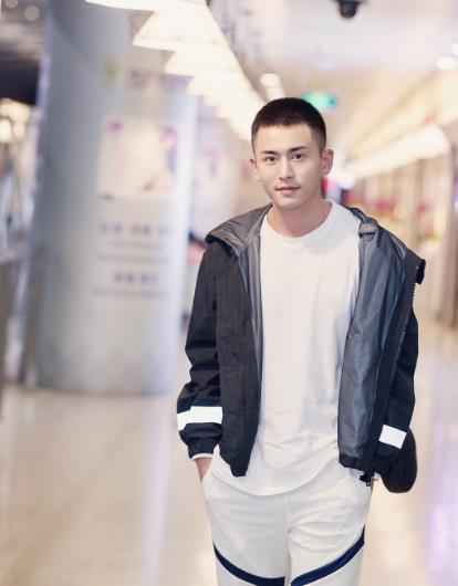 张哲瀚最新机场照曝光 新戏《谁都渴望遇见你》法国戏份引期待