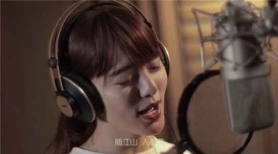 国际志愿者日歌手阿兰献唱了什么歌？