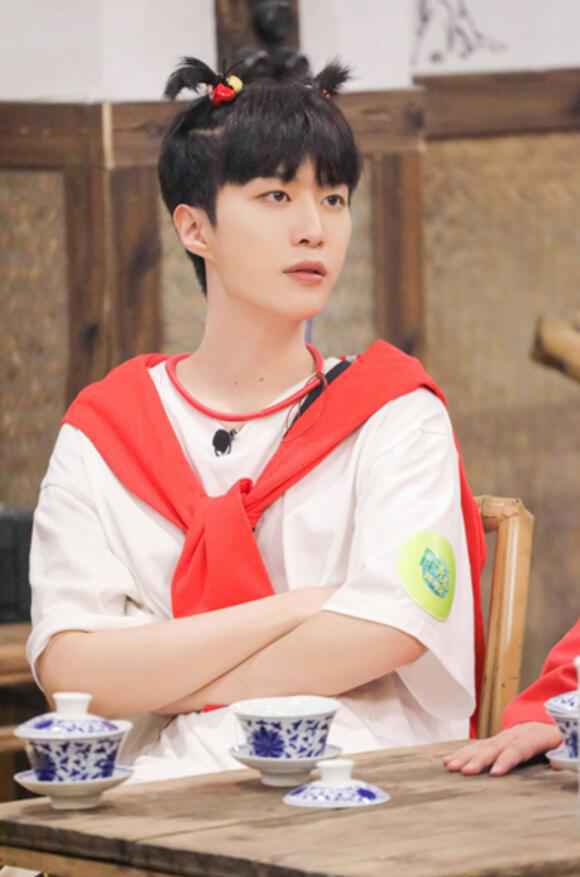 《青春环游记2》范丞丞羊角辫神似哪吒 杨迪父母热情招待春游家族做客成都