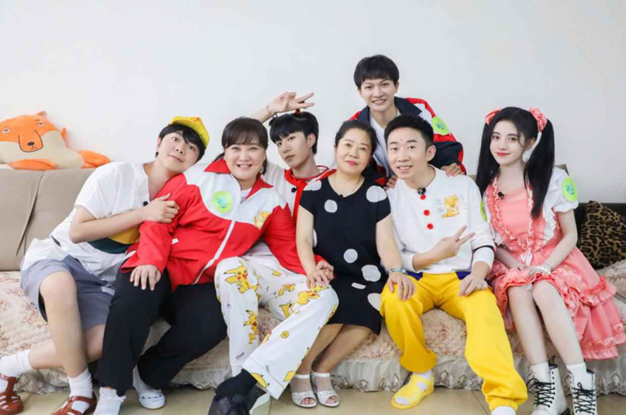 《青春环游记2》范丞丞羊角辫神似哪吒 杨迪父母热情招待春游家族做客成都