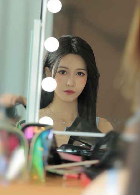 陆婷玉晒最新工作照 丝芭影视小花潜力无限