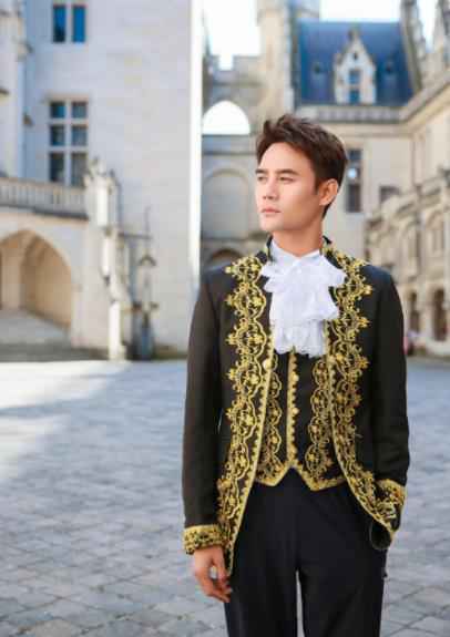 《青春环游记》暖心收官 王凯复古宫廷造型王子范儿十足