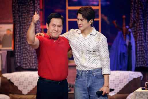 《跨界歌王》韩东君献唱《父亲》，却遭父亲“啃”脸？