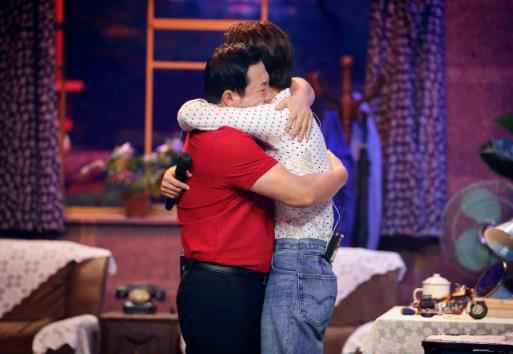 《跨界歌王》韩东君献唱《父亲》，却遭父亲“啃”脸？