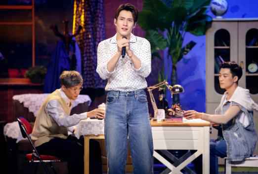 《跨界歌王》韩东君献唱《父亲》，却遭父亲“啃”脸？