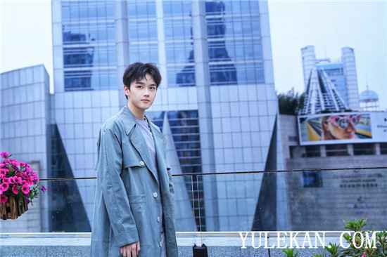 高杨单曲《遇见一只忧郁的企鹅》上线 破暗发光勇敢前行