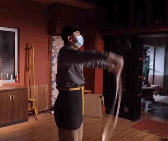 张哲瀚新剧预告曝光 穿围裙甩拉面十分卖力