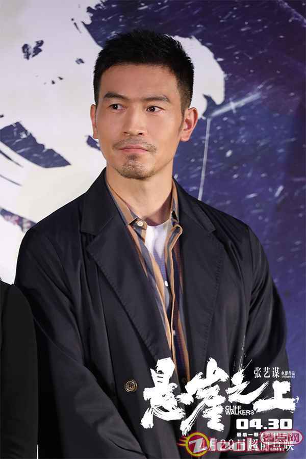 张艺谋《悬崖之上》盛大首映 好评如潮获赞“风声之后还有传奇”