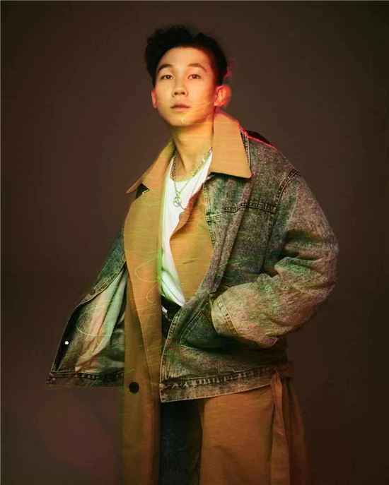 单曲《我成了自己期待的样子》是谁演唱的？