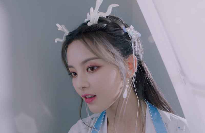 虞书欣没实力还稳坐C位？网友联想到了杨超越：一模一样