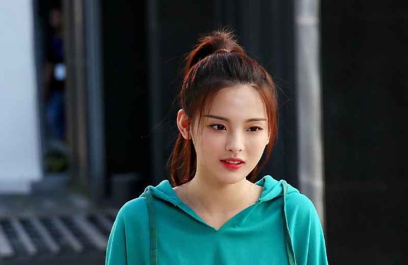 虞书欣没实力还稳坐C位？网友联想到了杨超越：一模一样