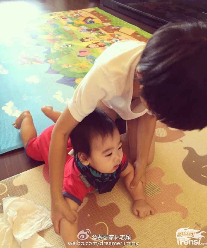 林志颖大儿子Kimi教弟弟爬行 超温馨有爱