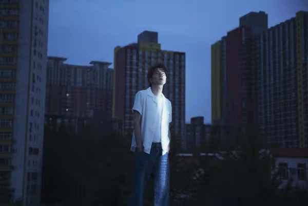 侯磊全新创作专辑《城市回响》 10首城市群像唱作感响即将整张解锁