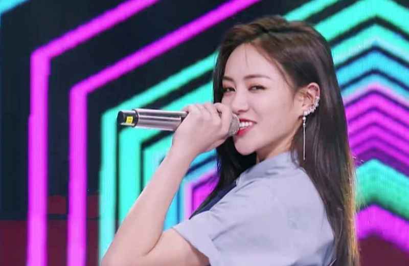 《青春有你2》谢可寅放弃C位？喻言“直女式”安慰笑哭曾可妮