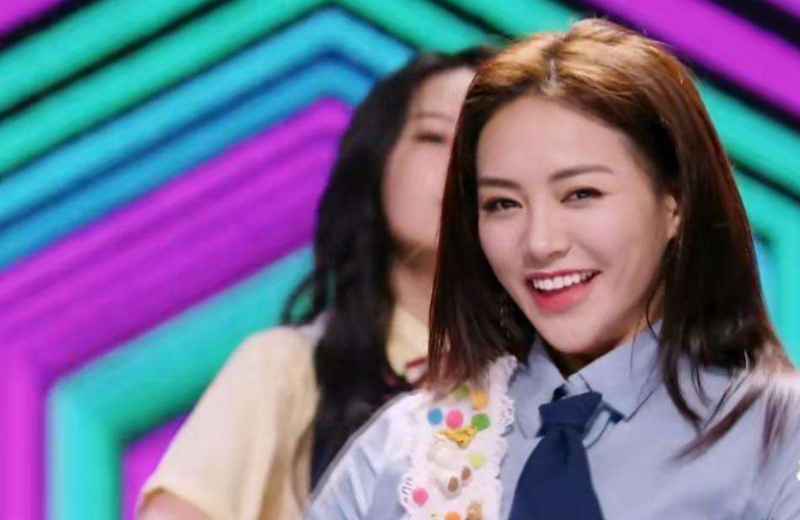 《青春有你2》谢可寅放弃C位？喻言“直女式”安慰笑哭曾可妮