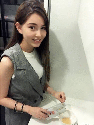 昆凌生女后身材复原一如产前 胸部看“涨”