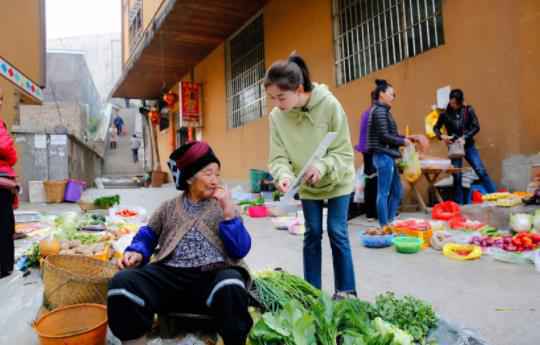 东方卫视《我们在行动》再入彩云之南 陈蓉携手蔡国庆、吴谨言逗乐学习哈尼族语言 助农探索绿春县支柱产业