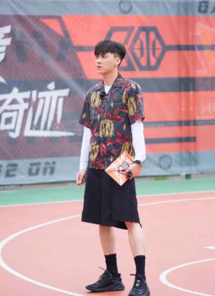 《我要打篮球》李易峰投篮命中率进步神速 梗王李帅哥不按套路出牌