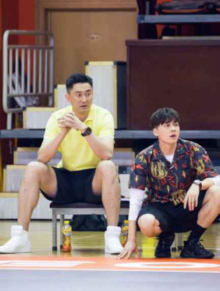 《我要打篮球》李易峰投篮命中率进步神速 梗王李帅哥不按套路出牌