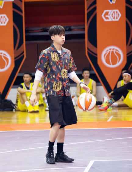 《我要打篮球》李易峰投篮命中率进步神速 梗王李帅哥不按套路出牌