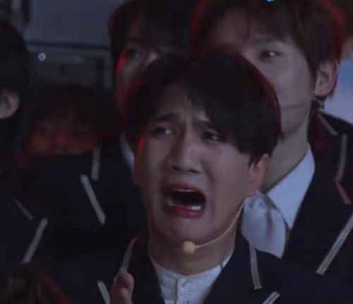 《创4》成团夜韩美娟看王嘉尔的表情是我了！韩美娟表情包上热搜