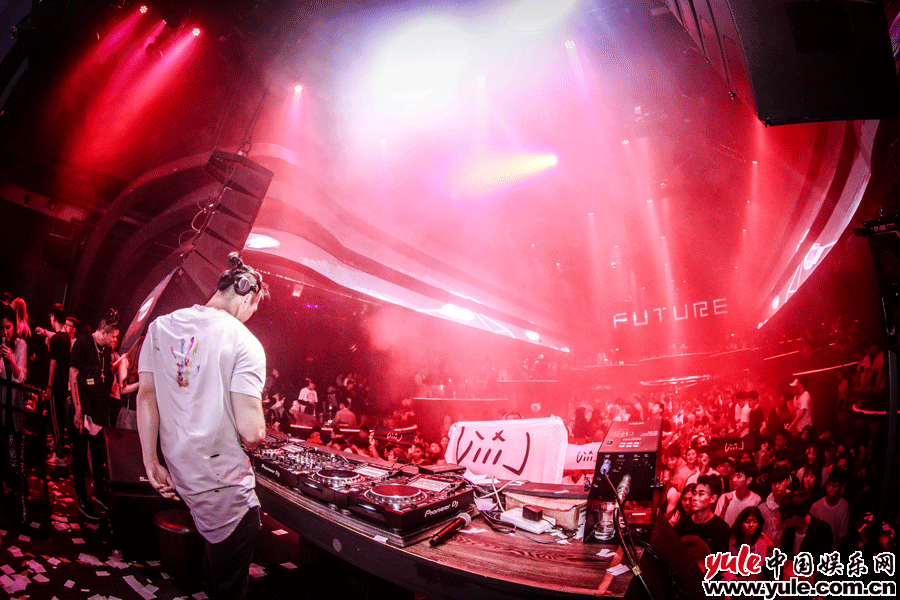 新晋DJ制作人LIIIV将联手中国好声音歌手YC带来最新单曲《Diamond Eyes》